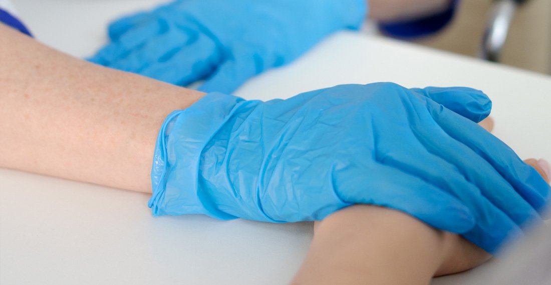 доктор положил руку на руку пациента