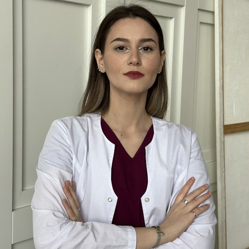 женщина врач в белом халате