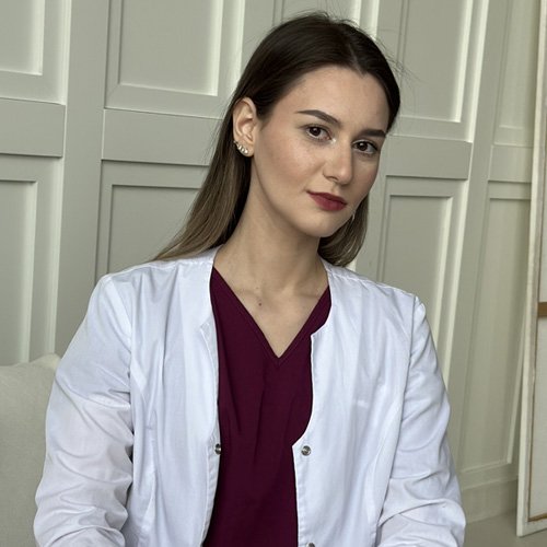 женщина врач в белом халате