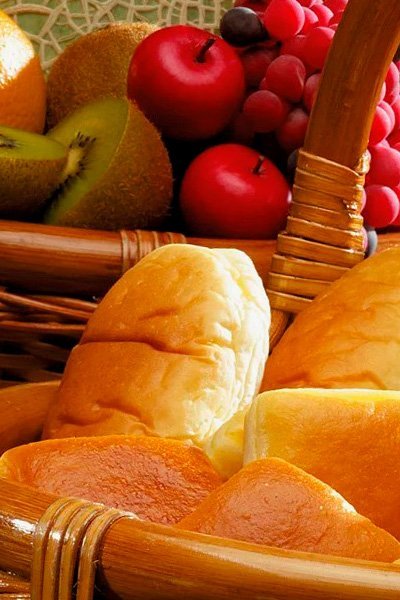 корзина с фруктами и хлебом крупным планом