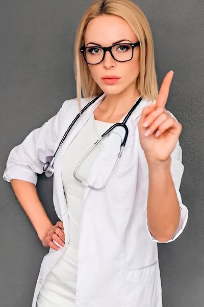 женщина доктор в белом халате