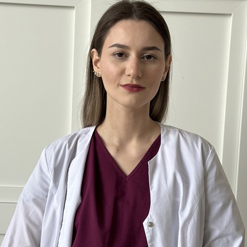 женщина врач в белом халате