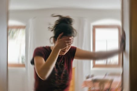 у женщины кружится голова