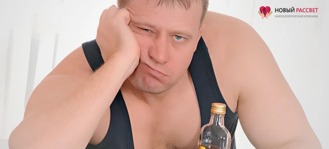 Пьяный мужчина смотрит в камеру